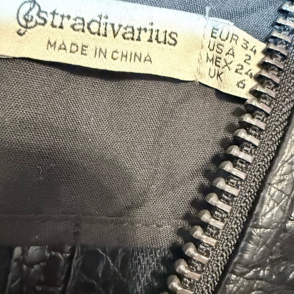 Stradivarius Black Croc Embossed Faux Leather Zip Front Mini Skirt | EU 34/US 2 - Picture 6 of 6